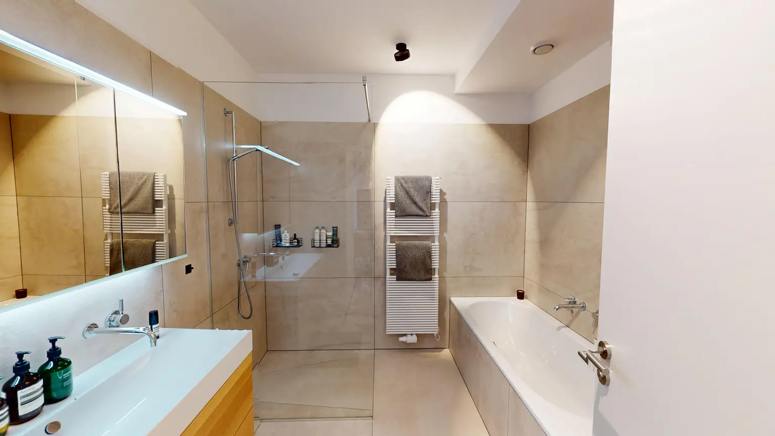 Cottageviertel I Traumhafte Dachwohnung im Jugendstil-Palais I Garagenplatz