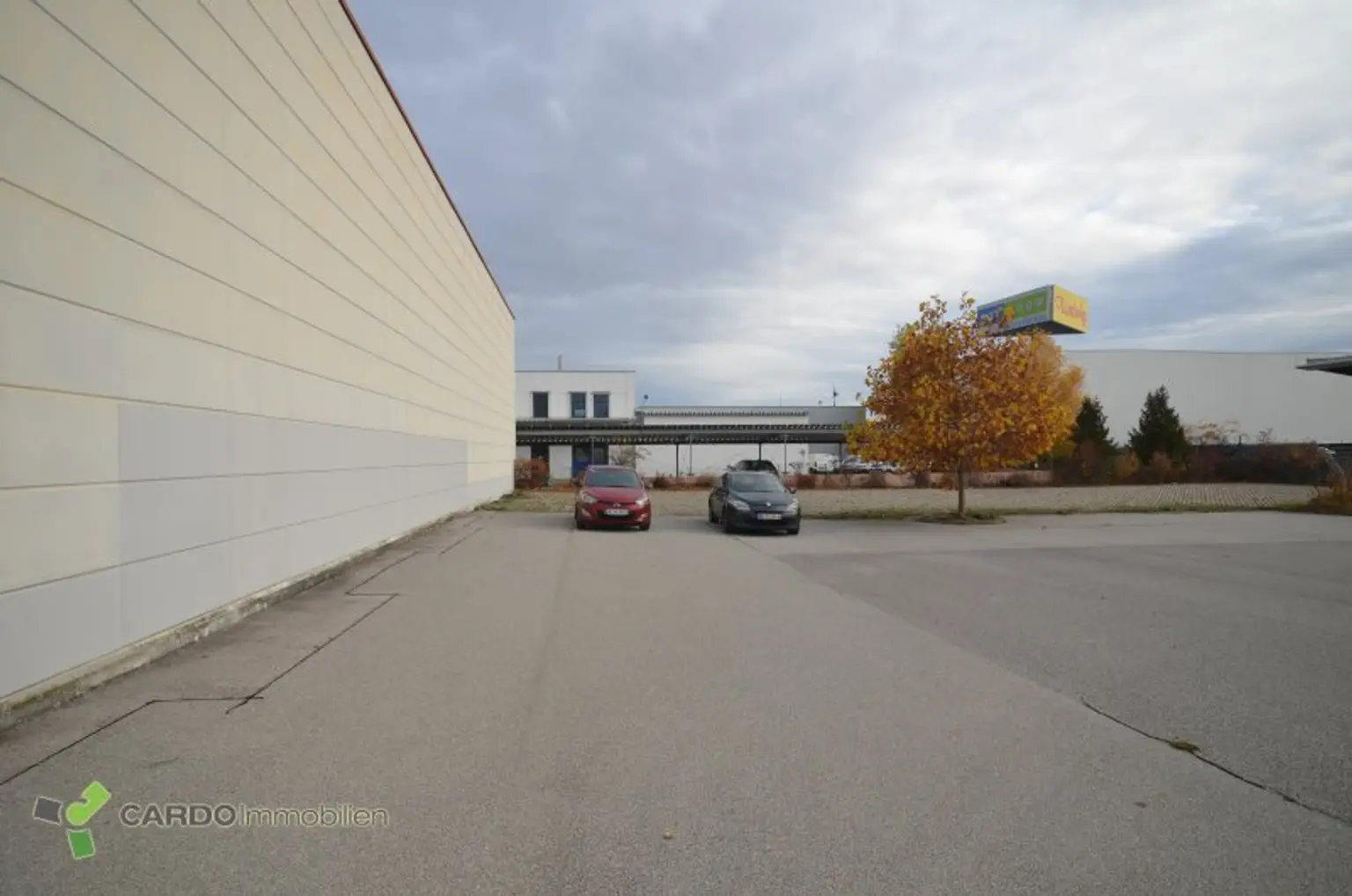 Halle und Lager 425m², 340m², 414m² für Veranstaltungen oder Lager, 2 Gewerbeobjekte nebeneinander mit große Parkplatz, entweder zusammen oder einzeln zu vermieten