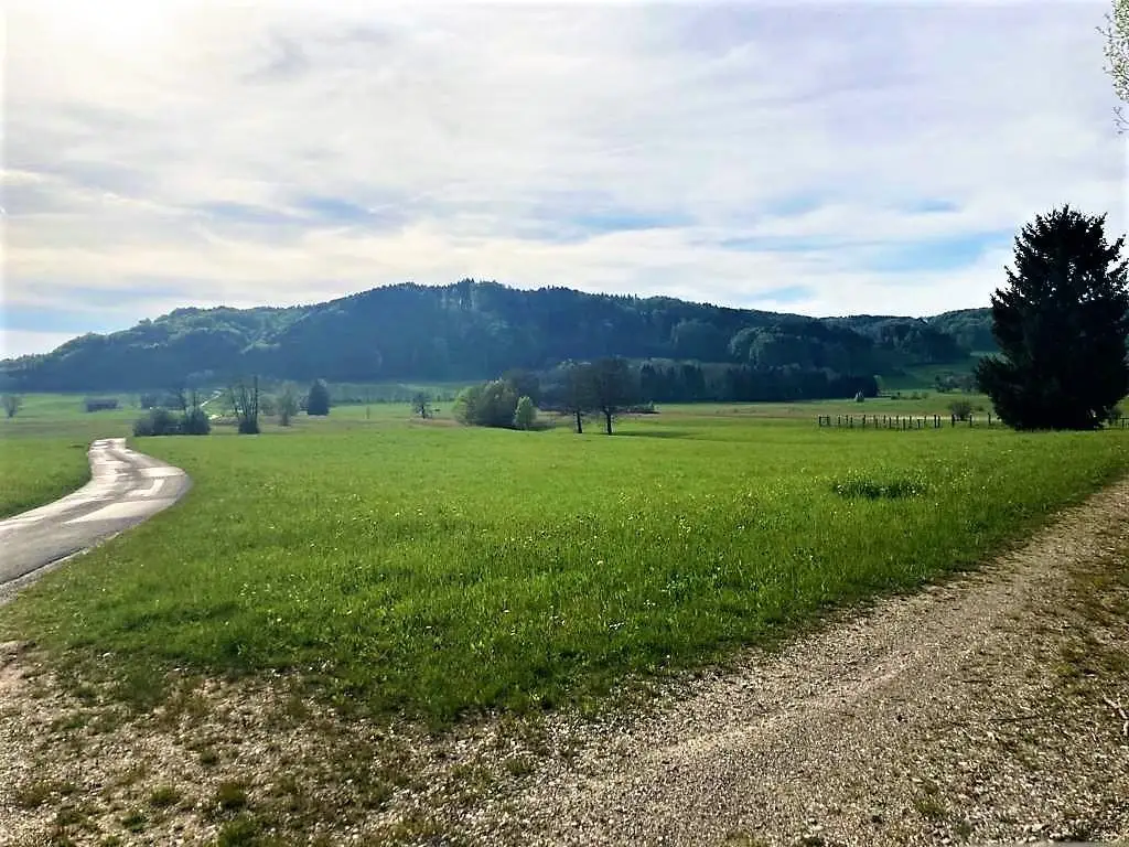 Bauernhaus mit Nebengebäude und Feldern in Durchham