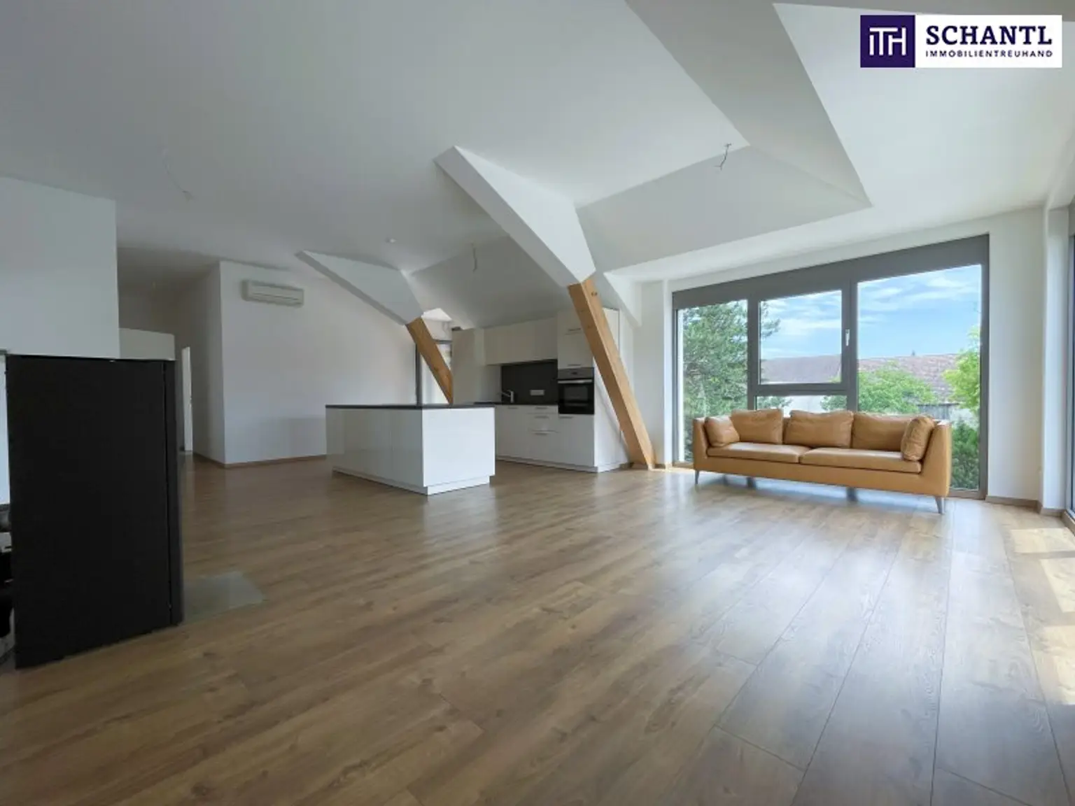 Großzügig. Hell. Ungestört. Penthouse-Feeling mit riesigen Fensterfronten und 40 m² großer Terrasse im Zentrum von Unterwaltersdorf!