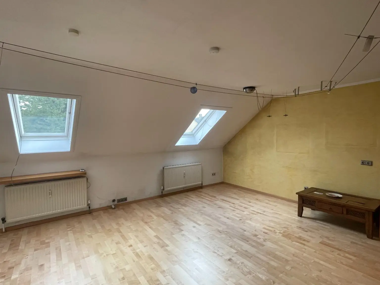 Miete: 2-Zimmer-Dachgeschosswohnung mit guter Anbindung