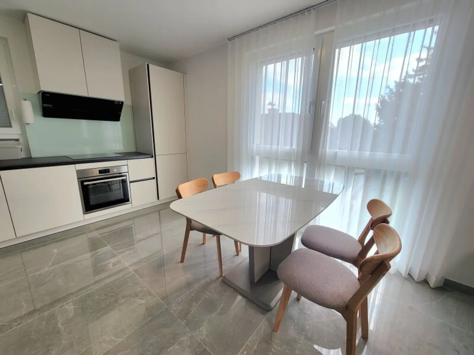 Moderne Erstbezug-Wohnung mit Garten inkl.Heizung und Warmwasser!! Vollmöbliert !!