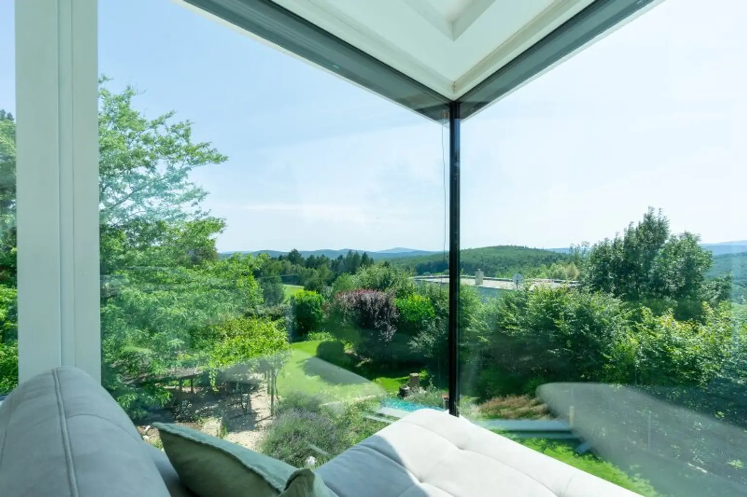 Luxus im Grünen: Architektenvilla mit mediterranem Flair und Alpenpanorama