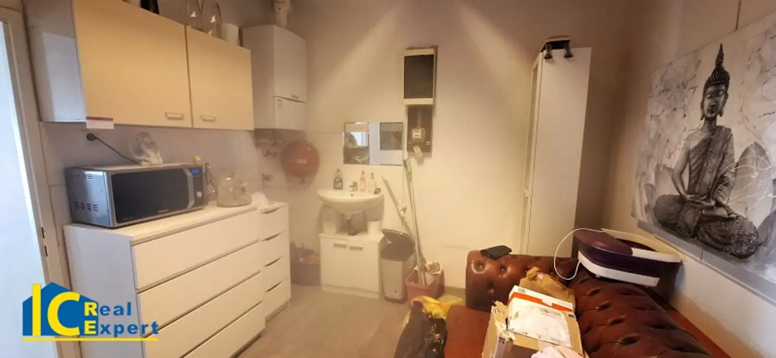 Kleine Küche mit Gastherme & Waschbecken