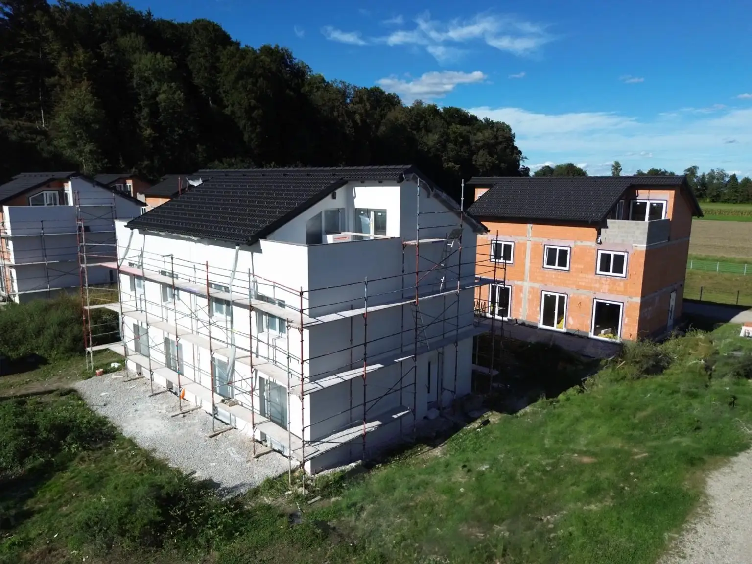 NIE MEHR MIETE! ab € 1.100 + Förderung fix 1,5% /20 J. - Doppelhaus in 1A Lage mit Galerie & Dachterrasse – 128 m² schlüsselfertig in Attnang /Redlham
