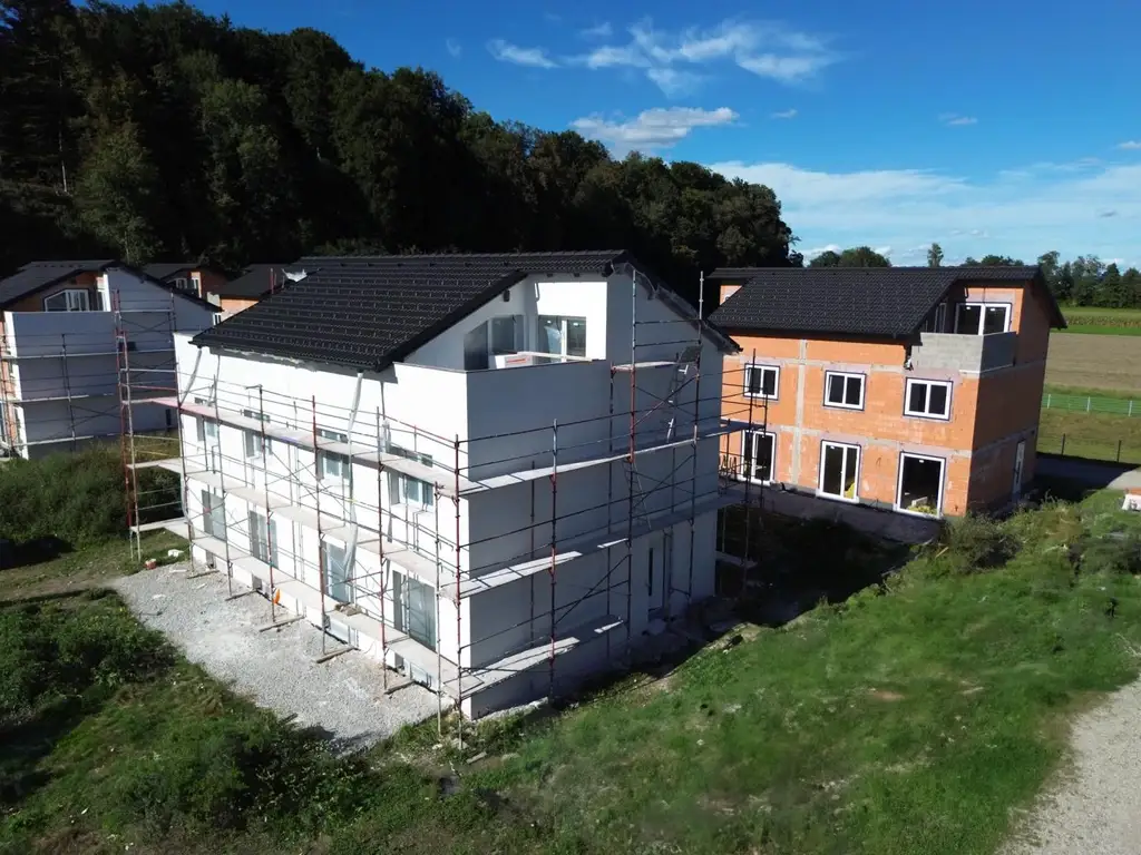 NIE MEHR MIETE! ab € 1.100 + Förderung fix 1,5% /20 J. - Doppelhaus in 1A Lage mit Galerie & Dachterrasse – 128 m² schlüsselfertig in Attnang /Redlham