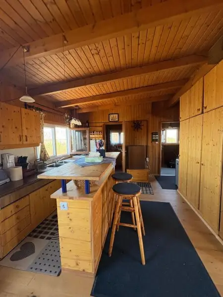 PRIVATSPHÄRE und FLIESSWASSER - FLACHDACHHÜTTE IN DER RUSTER BUCHT AUF PACHTGRUND ZU KAUFEN