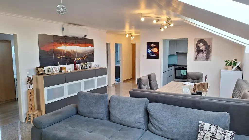 „Sonniges Dachgeschoss-Highlight in Gralla!“ 4 Zimmer Garage und mehr...