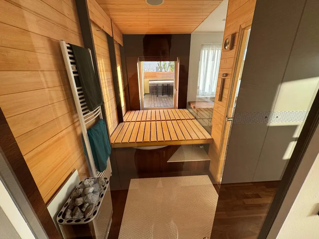 Moderne, luxuriöse  Wohlfühlwohnung mit Tiefgaragenplatz! Inklusive moderner Möblierung!