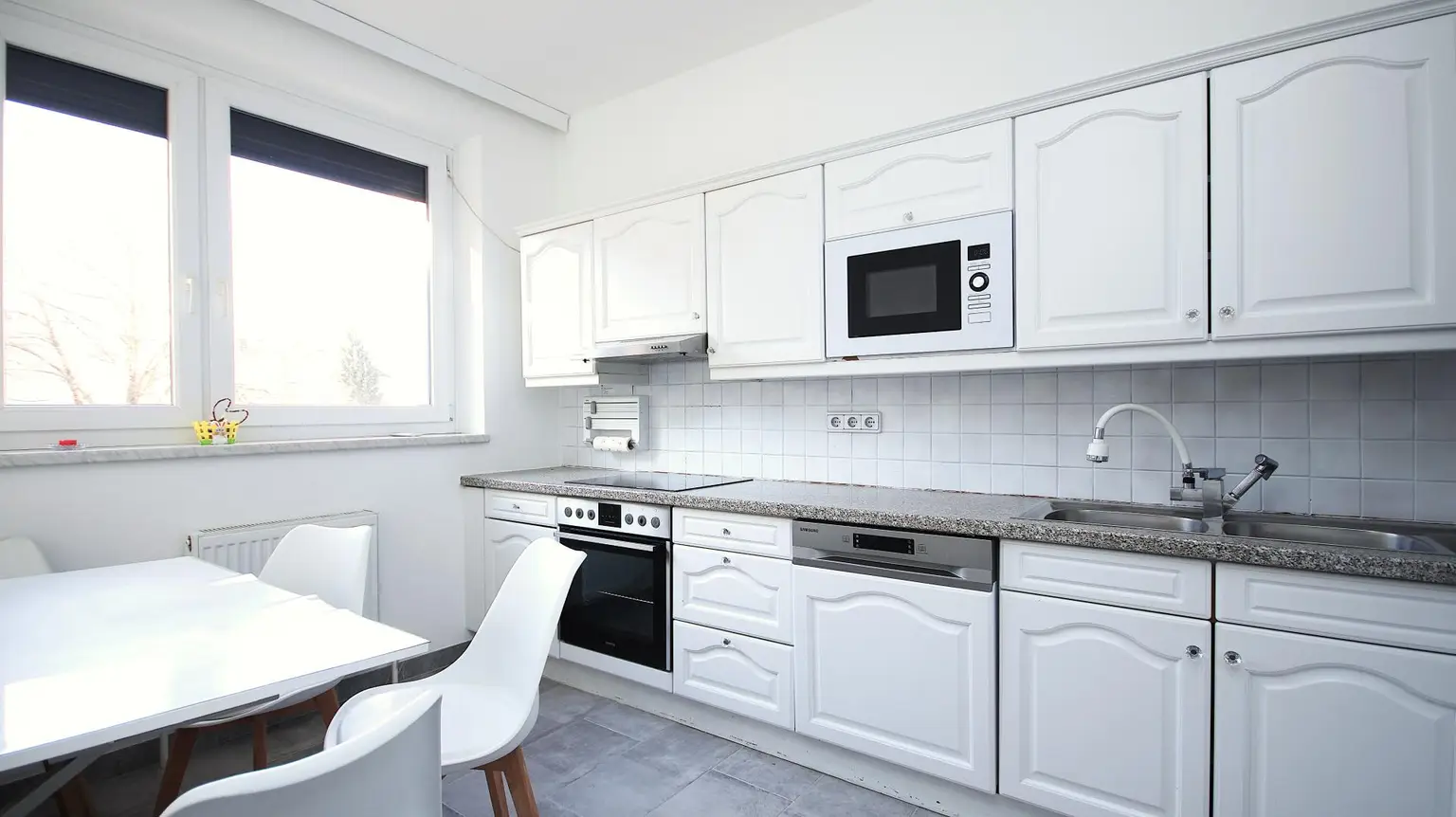 Gepflegte Küche mit Essplatz