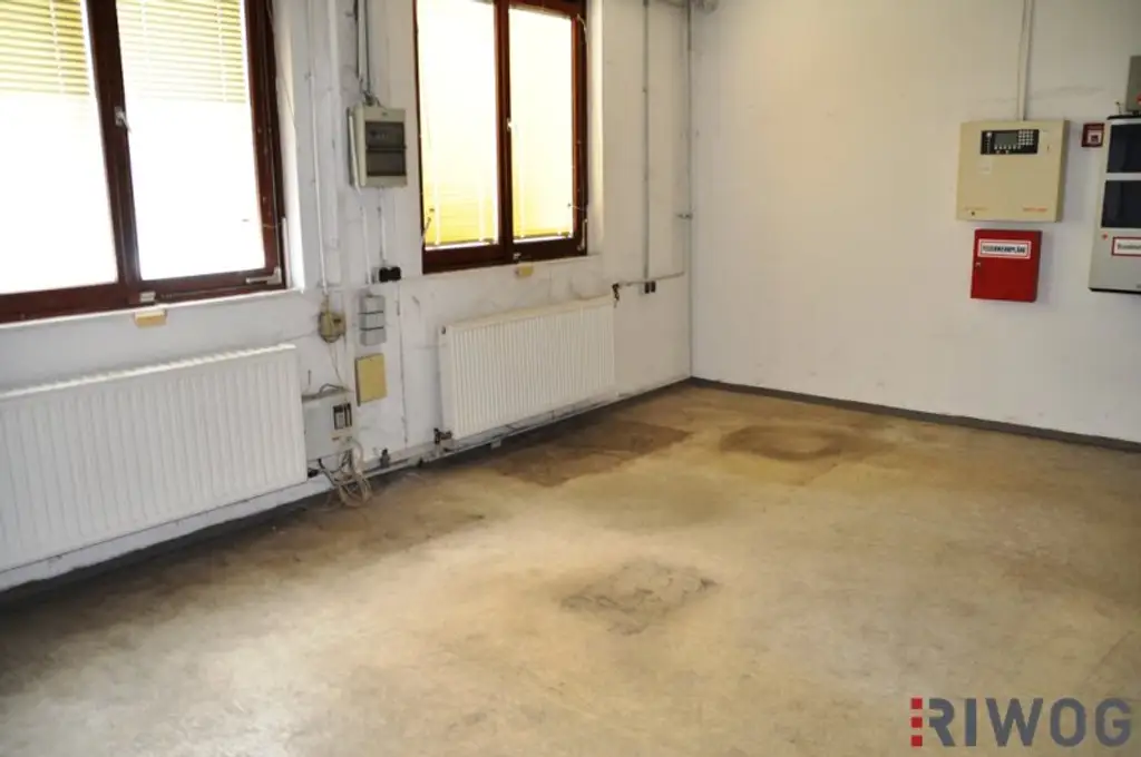 Ebenerdige Halle mit 1.180m² im Industriegebiet Strebersdorf! Autobahnnähe! Mit LKW/Bus befahrbar!