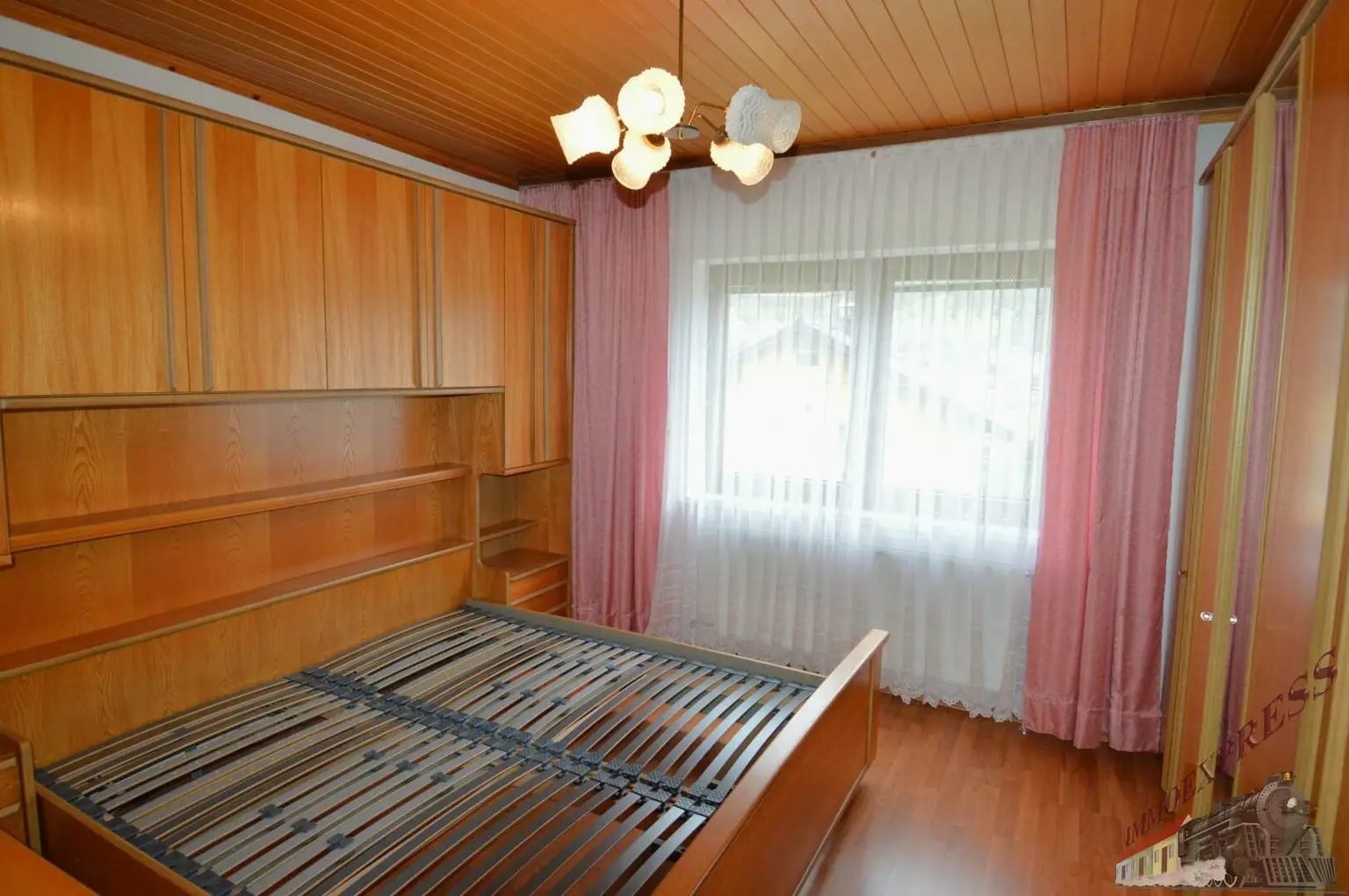 Ein-/ Zweifamilienhaus in ruhiger Aussichtslage
