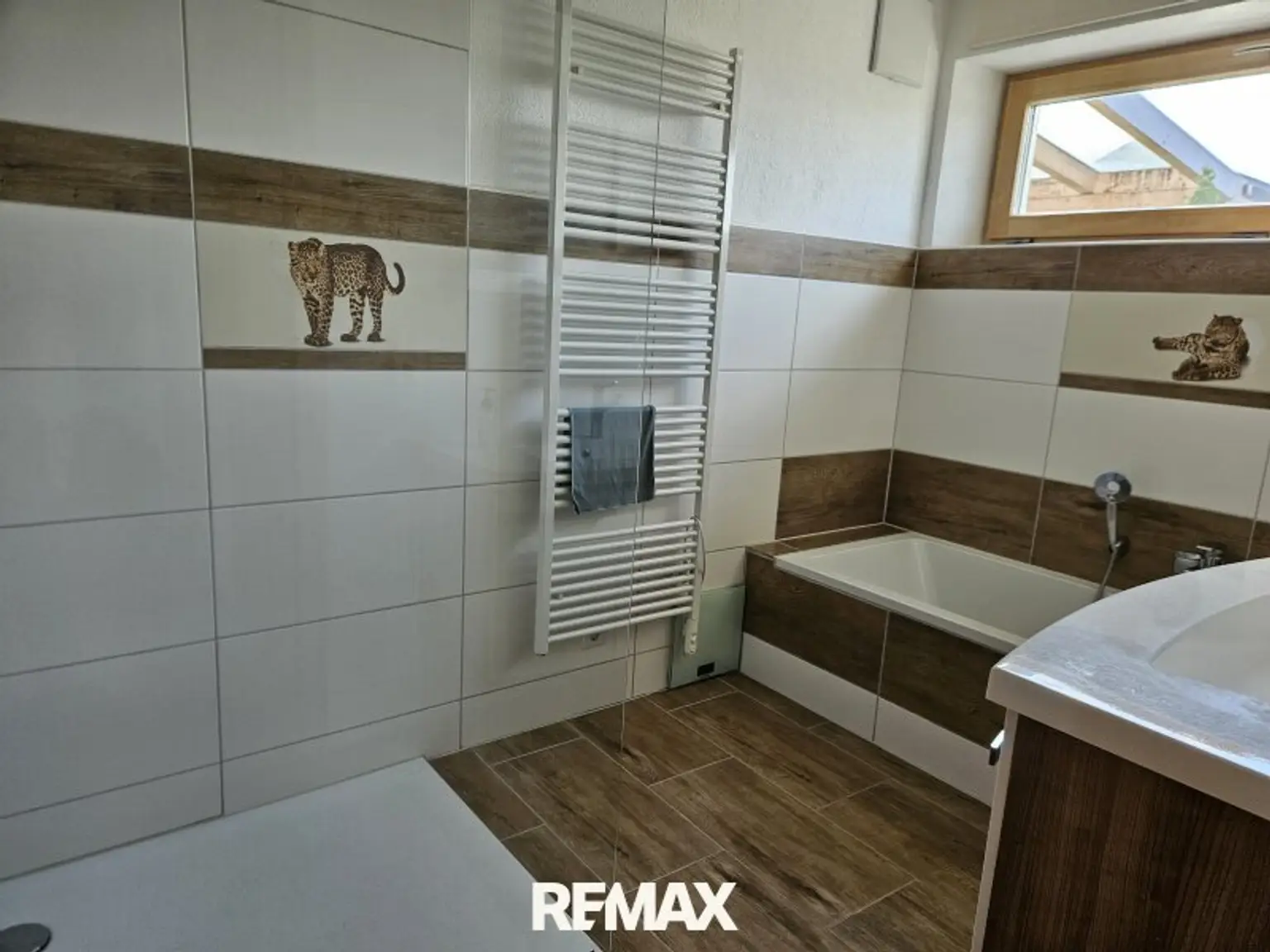 Bad mit Dusche und Wanne