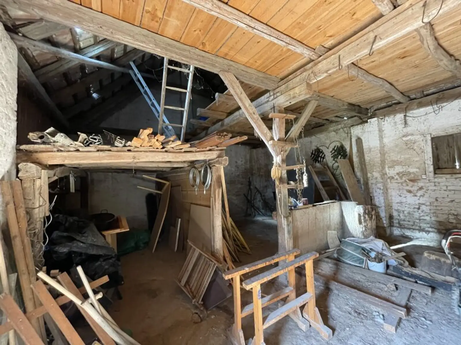 GROSSZÜGIGES ANWESEN MIT WOHNHAUS -- WUNDERSCHÖNER INNENHOF UND GROSSER GARTEN -- 1.315 m²!