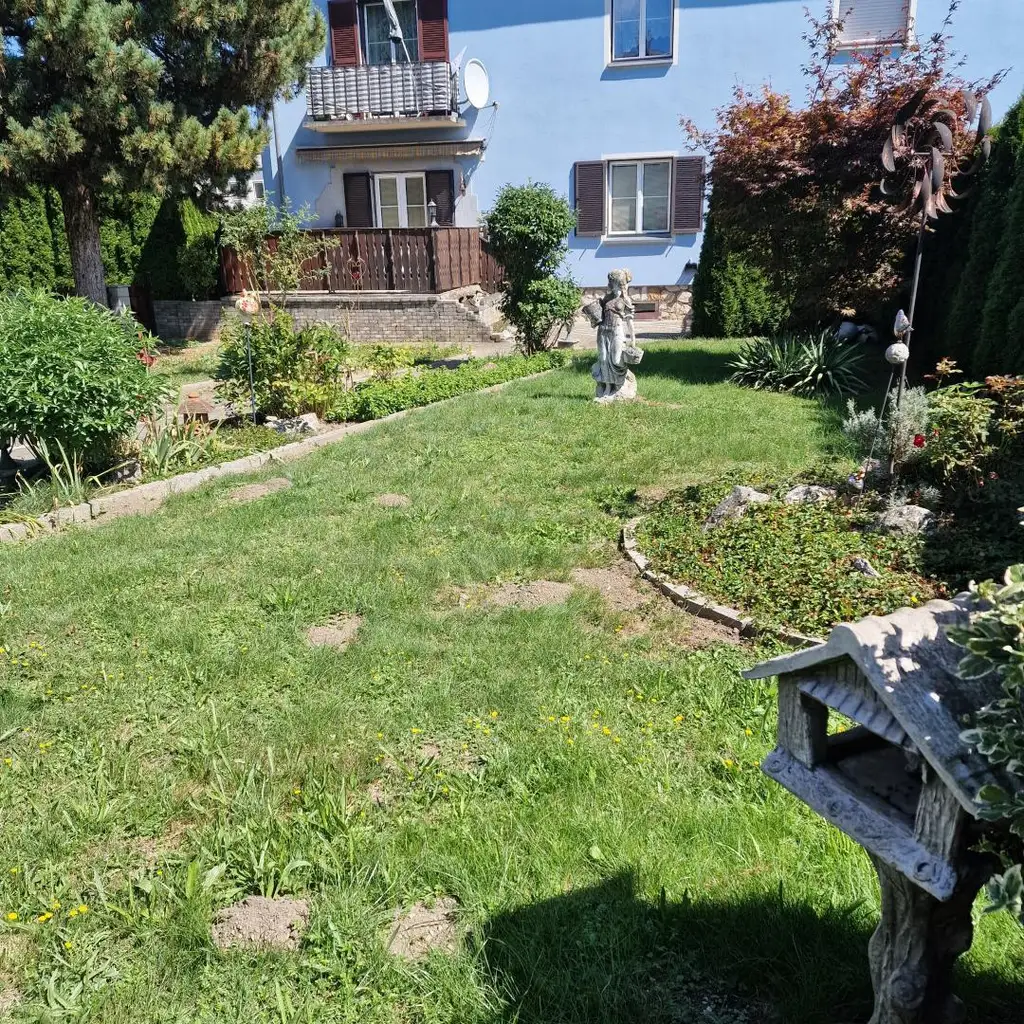 Gut aufgeteilte 3-Zimmer-Wohnung mit Terrasse und eigener Grünfläche