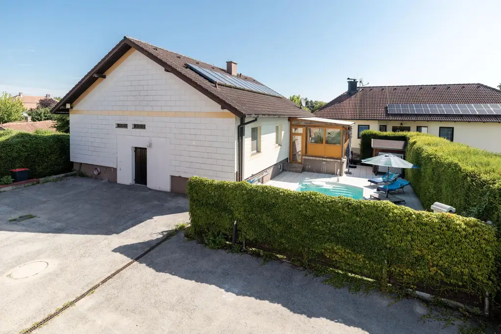 Ihr neues Zuhause: Haus mit Pool, Wintergarten & Komfort