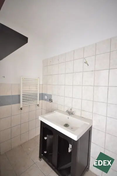 Altbau mit Charme – lichtdurchflutete Wohnung zum Sanieren