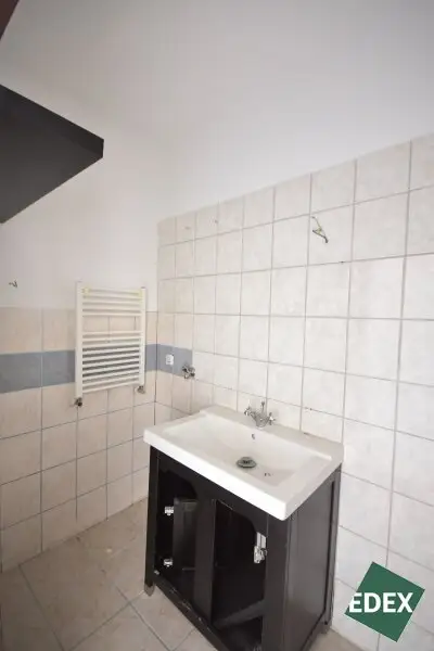 Altbau mit Charme – lichtdurchflutete Wohnung zum Sanieren