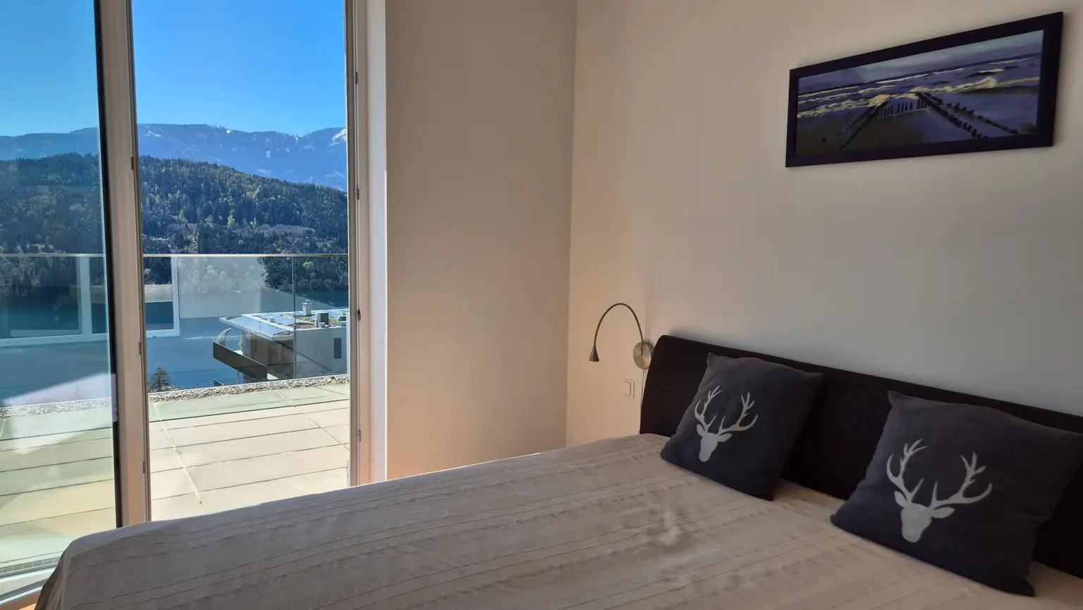 Schlafzimmer mit Balkonzugang