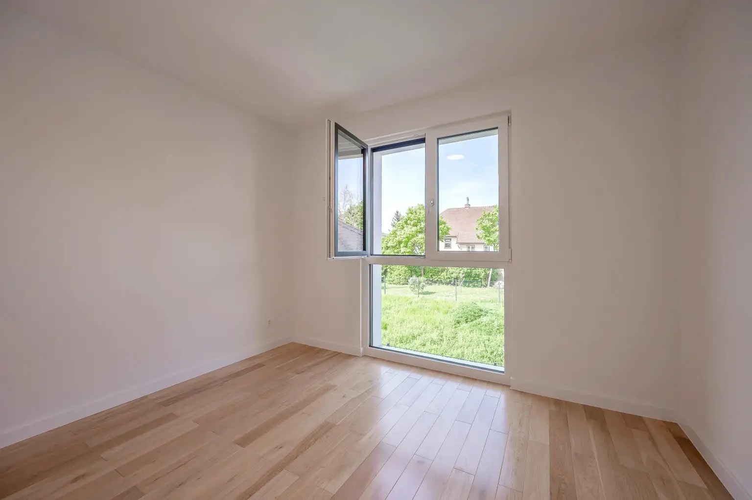 "Erstbezug mit hochwertiger Küche und großem Balkon bei Baden"