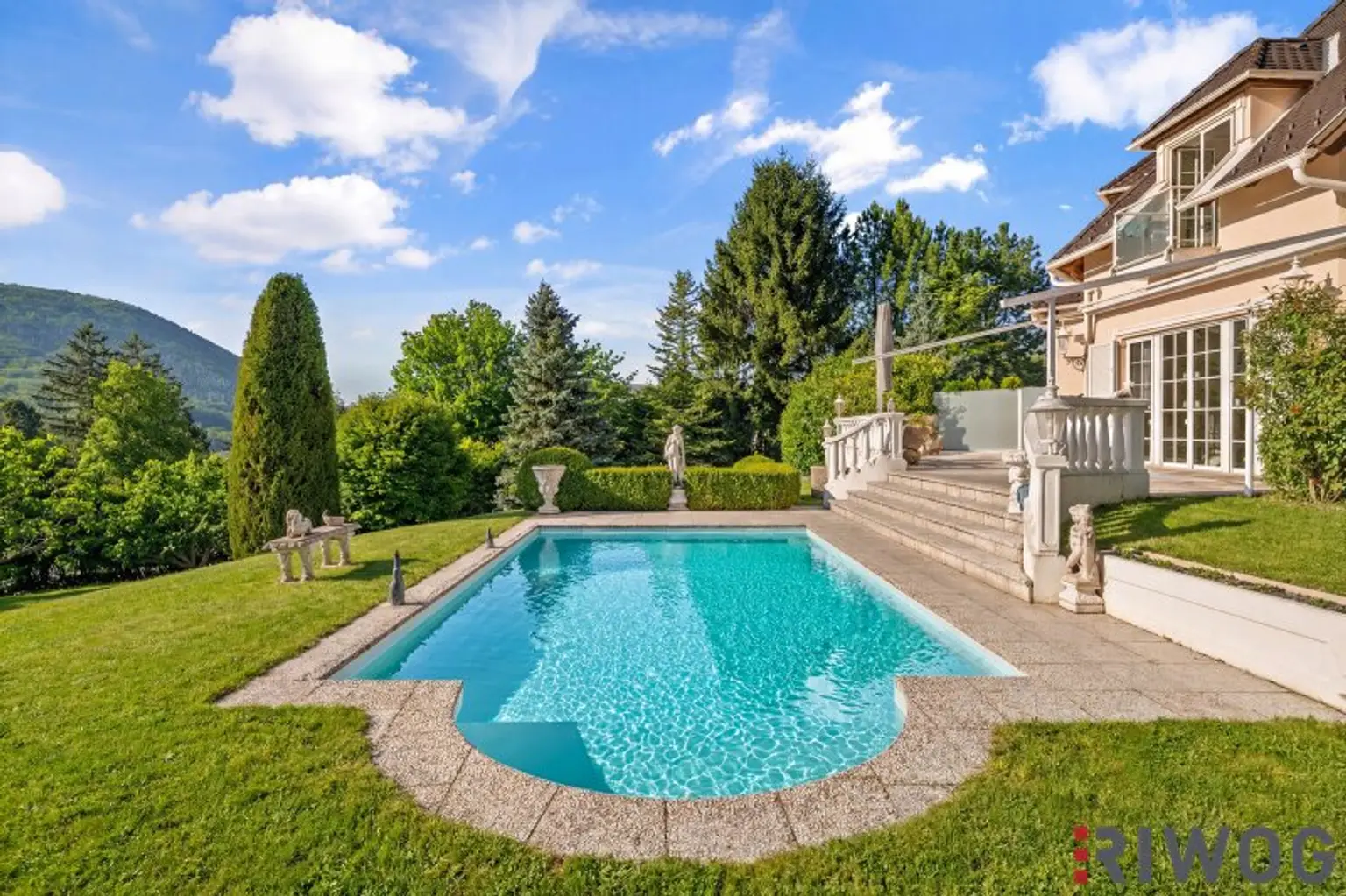 Private Estate Villa mit Fernblick | Privatwald | Virtual Tour | 4.200m2 Garten |  25 min. in den 1. Bezirk | Pool & Sauna