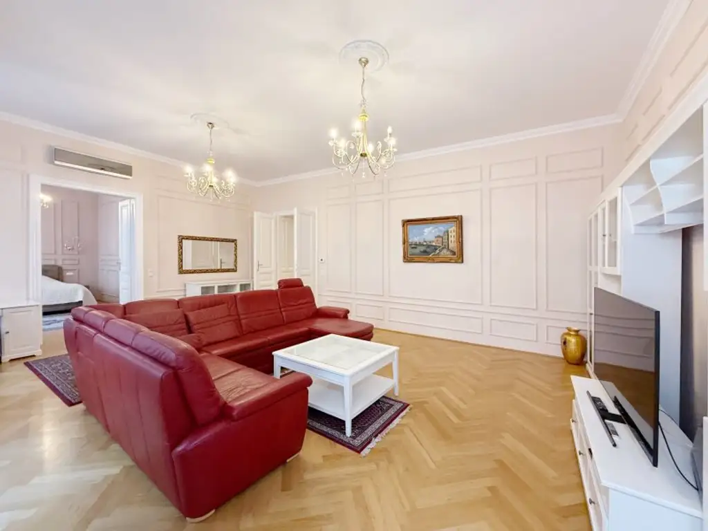 Fully furnished apartment - within walking distance to the 1st district, also available for short-term rentals.