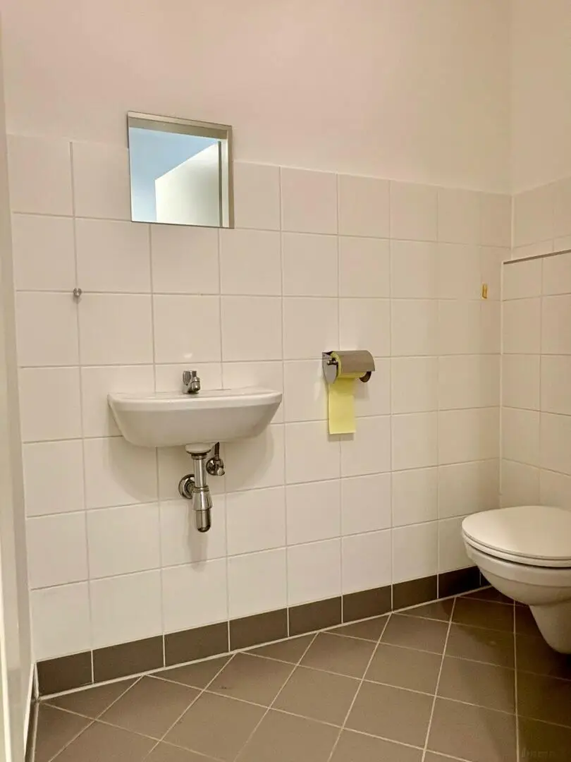extra WC mit Waschbecken