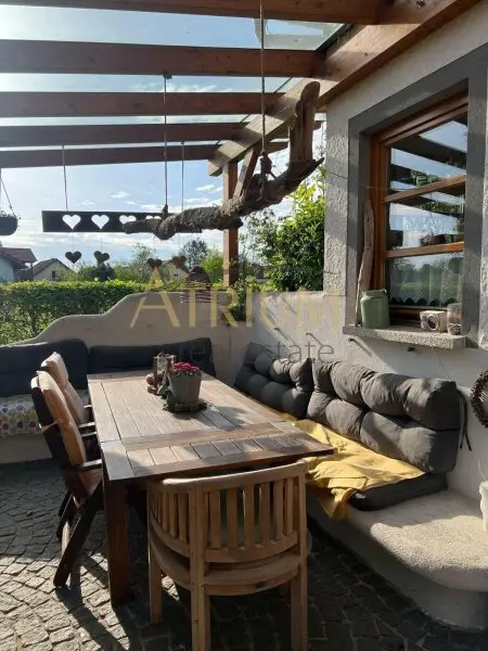 Charmantes Einfamilienhaus mit Wintergarten, Pool und Photovoltaik