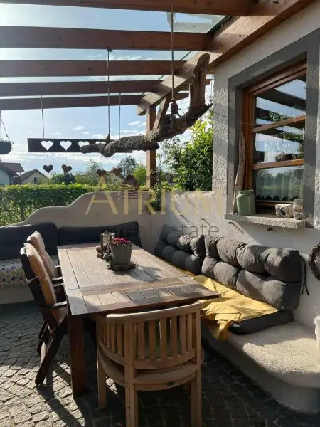 Charmantes Einfamilienhaus mit Wintergarten, Pool und Photovoltaik