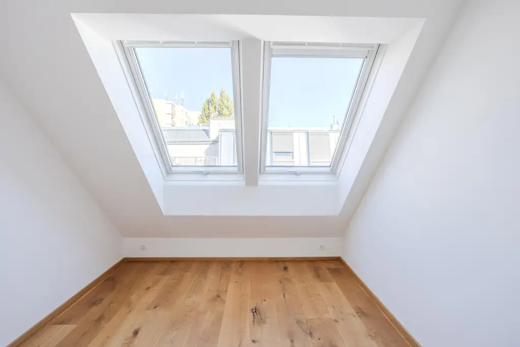"Helles Dachgeschoss, Garage, Klima nähe U1"