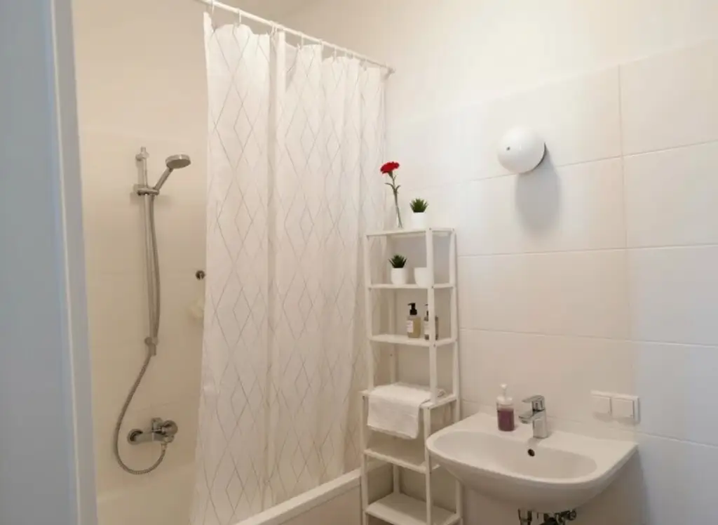 Bbefristet vermietete und klimatisierte 2-Zimmer-Wohnung mit hofeseitiger Terrasse mit opt. Garagenstellplatz!