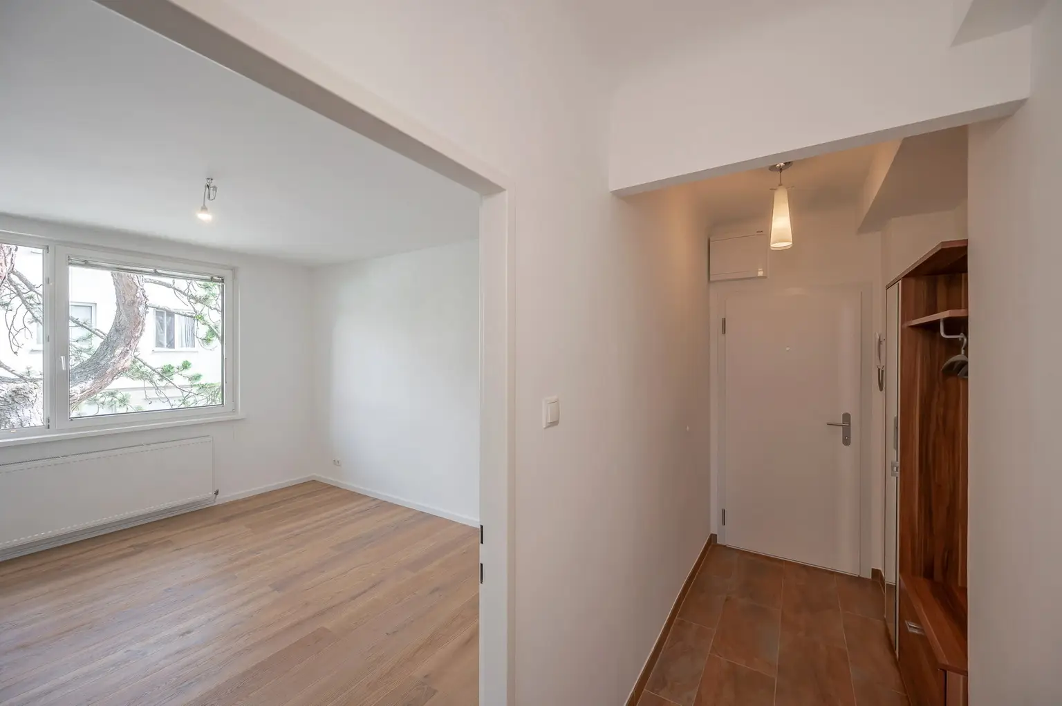 Vorzimmer mit Blick ins Schlafzimmer