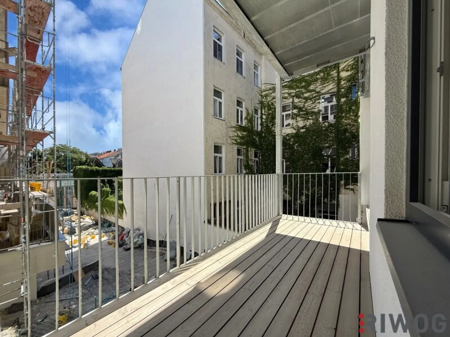 NEUER PREIS - SOMMERAKTION | 3-Zimmer Altbauwohnung mit großem innenhofseitigem Balkon im 1. Liftstock | ERSTBEZUG NACH SANIERUNG