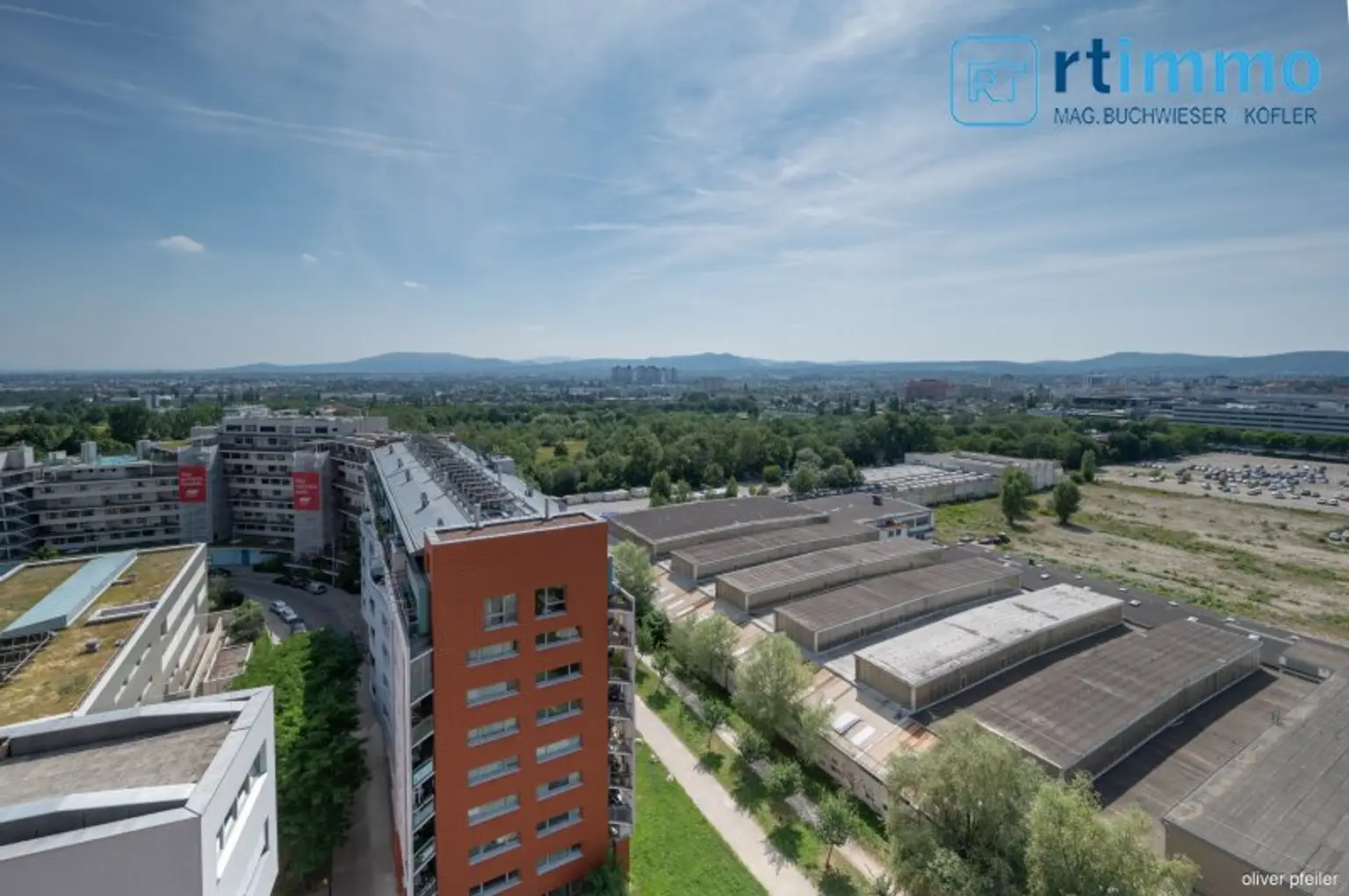 Himmelblau überall, 104m² mit über 23m² Freifläche auf 3,5 Zimmern. Atemberaubender Ausblick soweit das Auge reicht!
