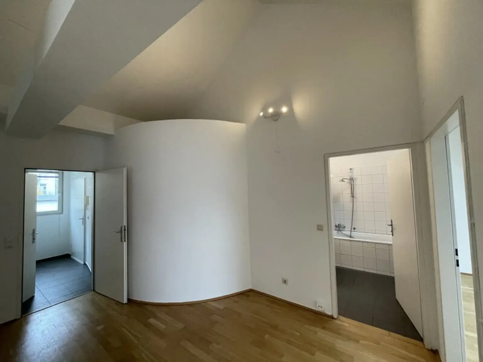 SANIERTE LUFTIGE DACHGESCHOSSWOHNUNG MIT BALKON - U4-NÄHE