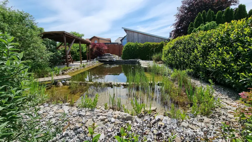 Charmanter Bungalow mit großem Garten, Photovoltaik & Teichanlage