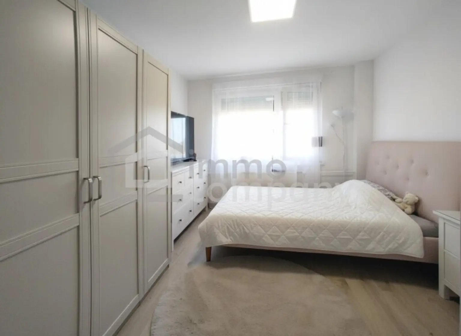 Familienwohnung mit 4 Zimmern im Zentrum mit großer Terrasse / eigene Garage - generalsaniert!