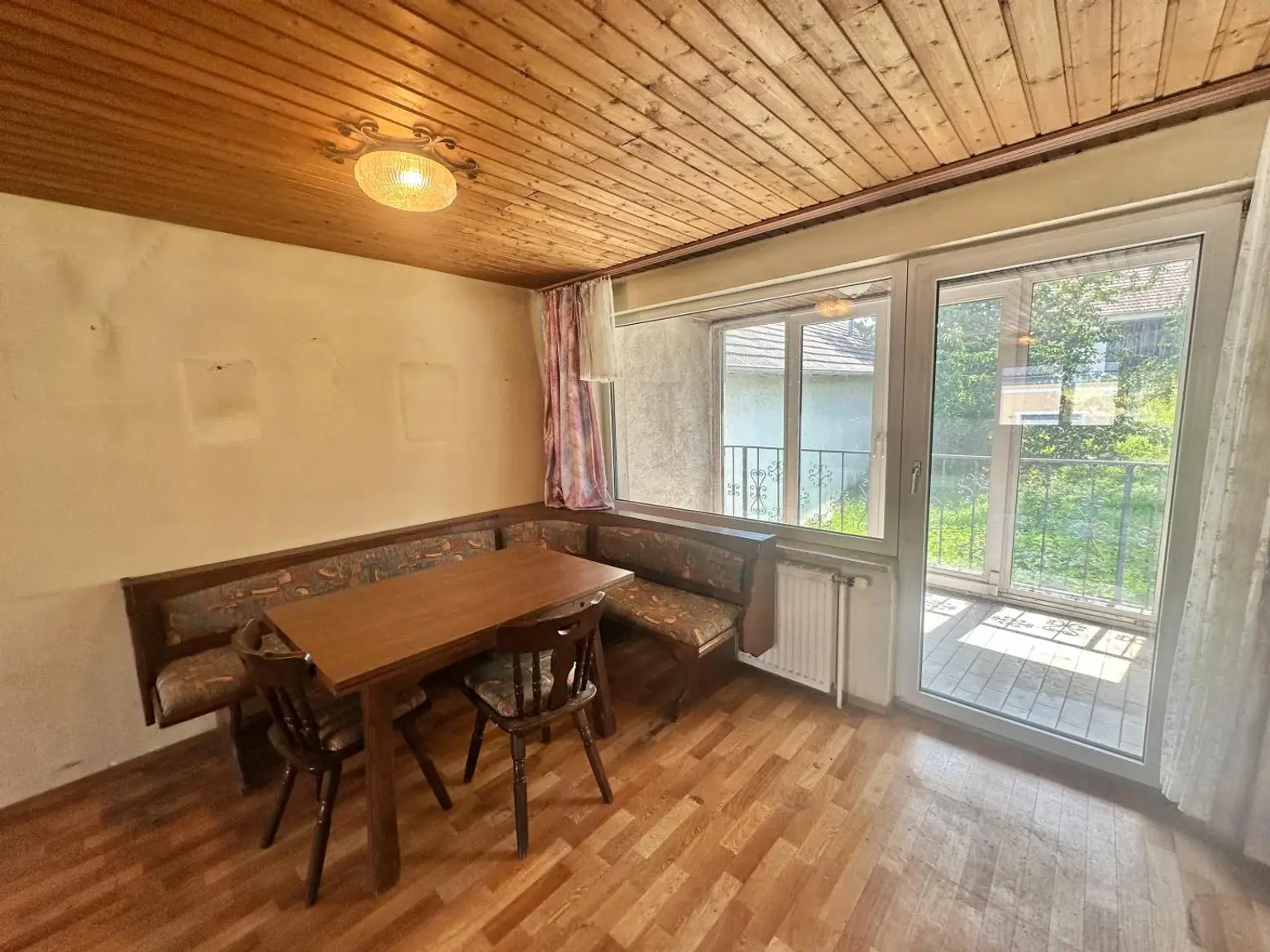 Ländliches Paradies - Sanierungsbedürftiges Landhaus auf großem Grundstück!