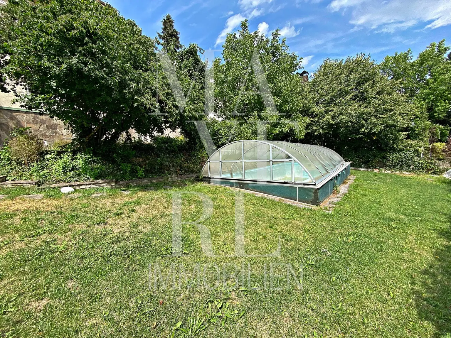 SCHÖNES EINFAMILIENHAUS MIT POOL, TOLLER BLICK, GARAGE & GARTEN