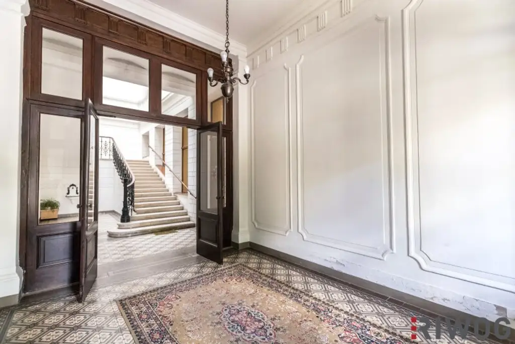 WIENTALBLICK | Lichtdurchflutete Wohnung in der historischen Villa Seutter mit 4,4m Raumhöhe & Blick auf denkmalgeschützte Linde | sanierungsbedürftig | + Garten optional