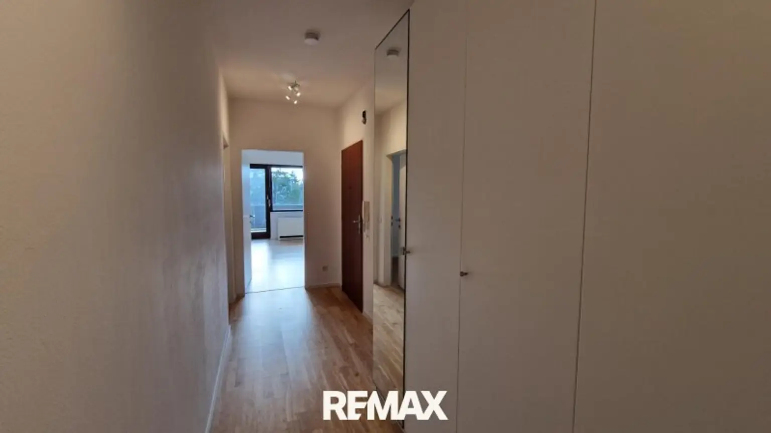 Vorzimmer mit Blick ins Wohnzimmer