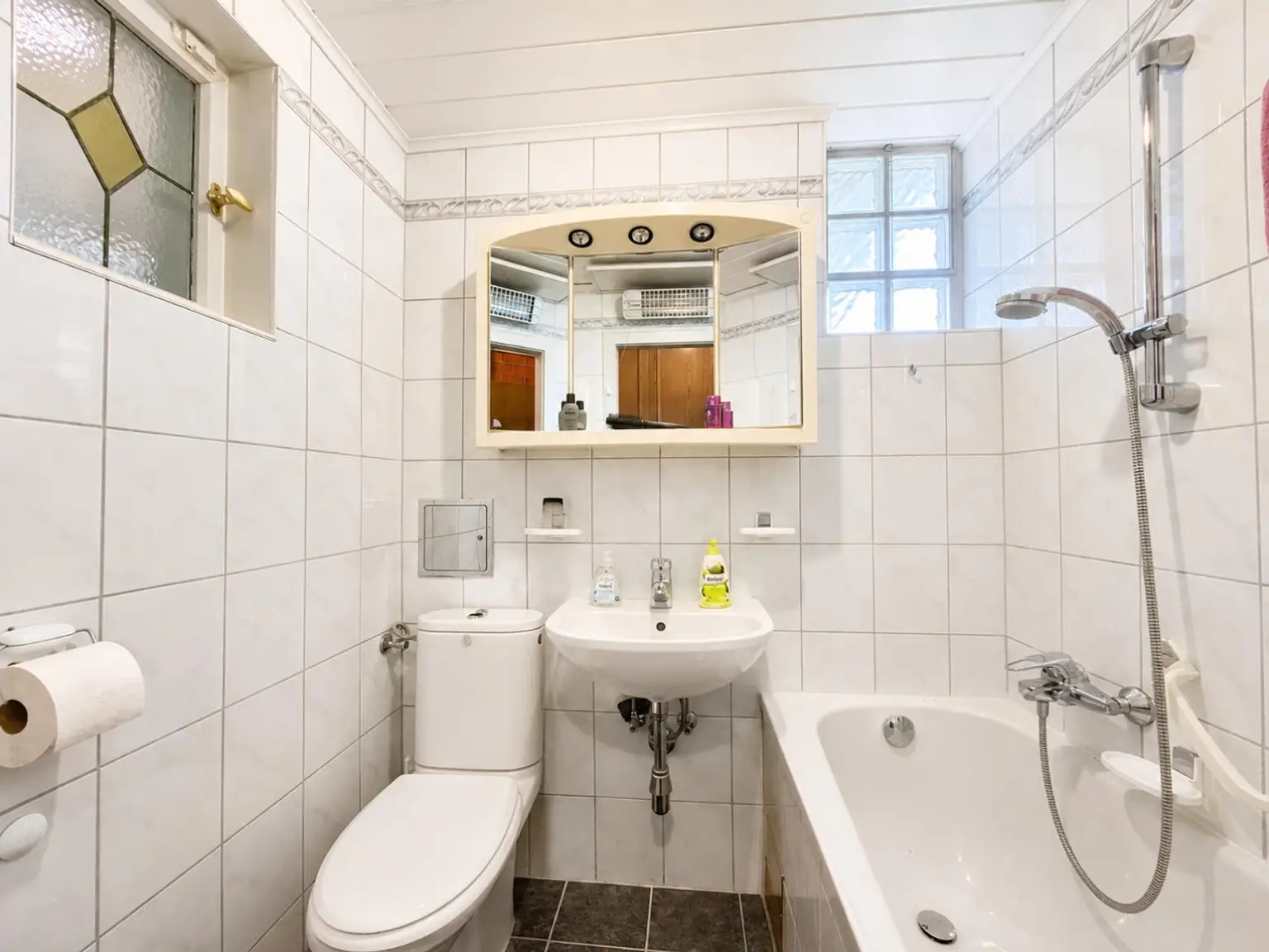 2. Badezimmer mit Badewanne und WC