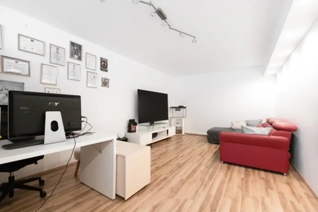 Ruhiges Familienparadies in TOP-LAGE mit Wintergarten, 2 Stellplätzen & Glasfaser – Bezugsfertig!