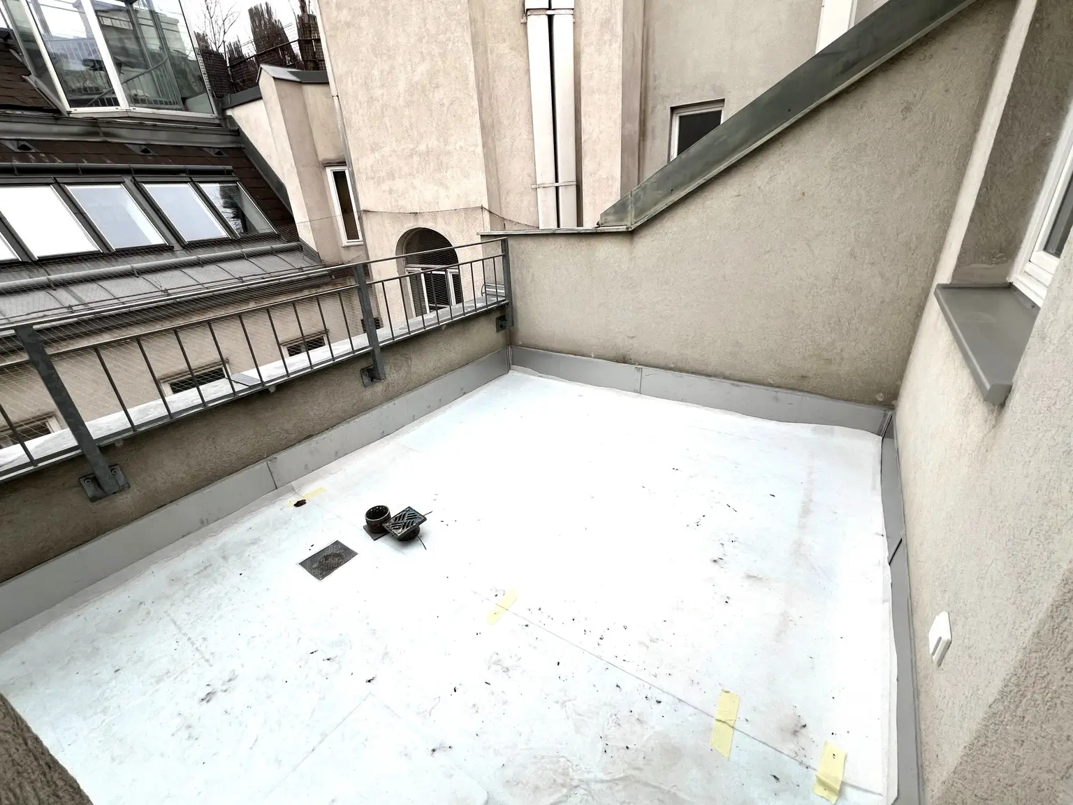 UNBEFRISTET und ERSTBEZUG: Wohnen in Bestlage: Klimatisierte kleine Dachgeschoss-Wohnung