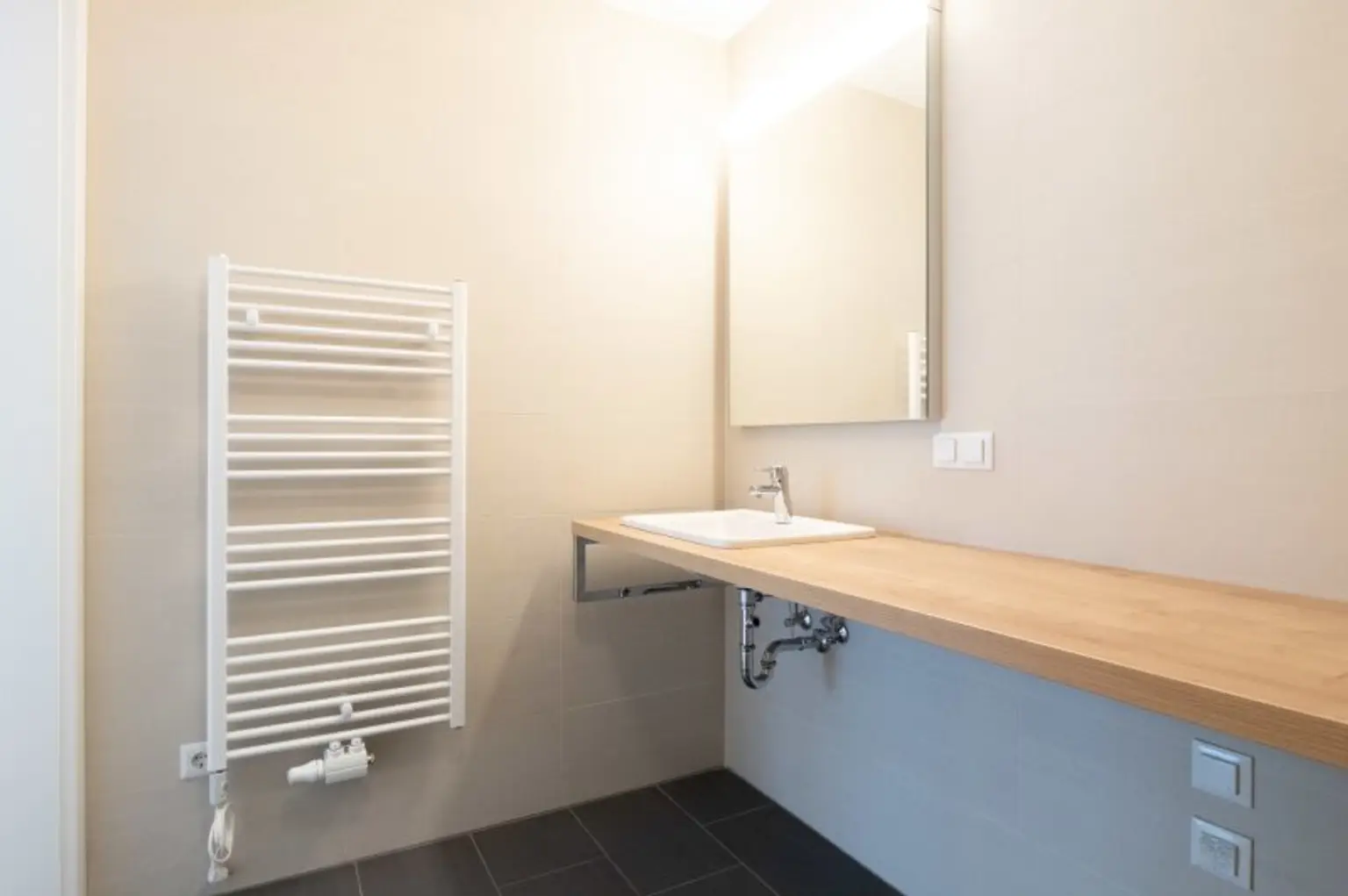 2-Zimmer DG Wohnung! West-Terrasse mit Fernblick! Erstklassige Ausstattung! ab Dezember