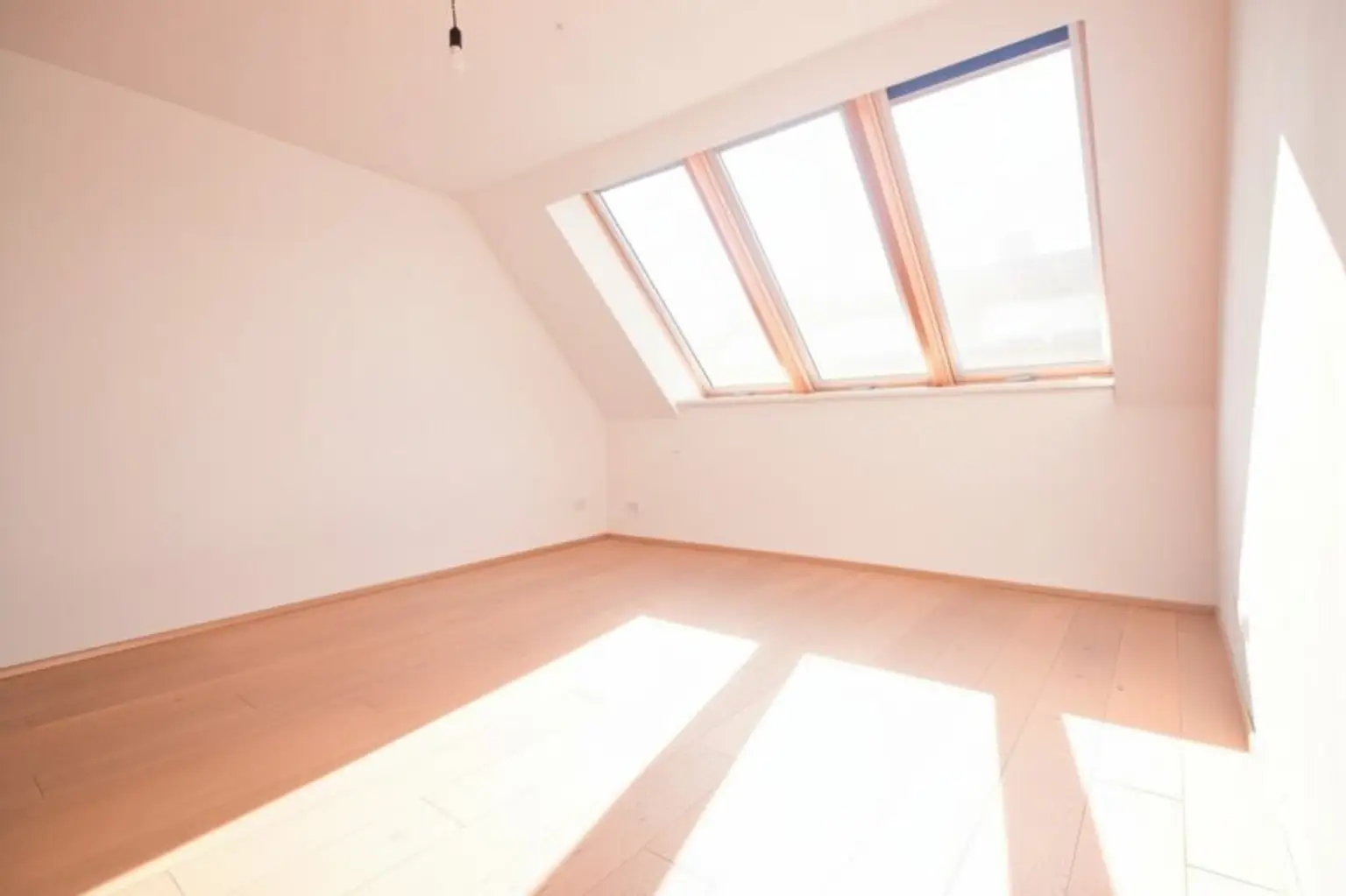 Helle, großzügige Maisonette-Wohnung mit 2 Bädern | ~ 20 m² große, private Terrasse direkt auf Wohnebene | Nahe Elterleinplatz