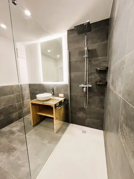 Modernes Bad mit Infinity-Dusche und Regenbrause