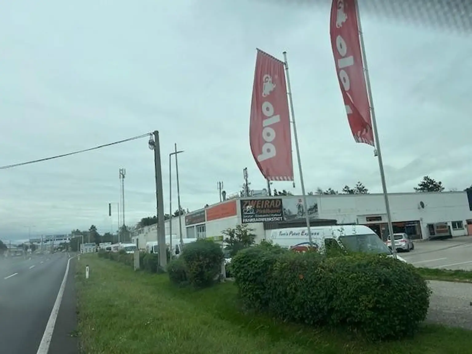 Zehntausende Autos fahren vorbei