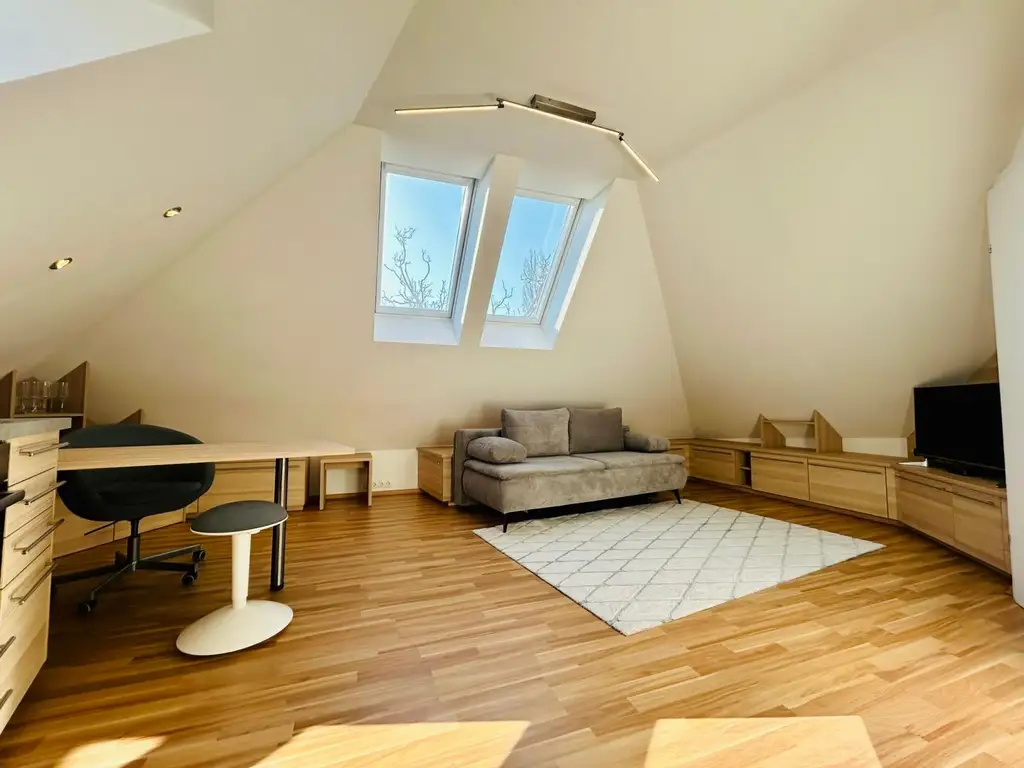 Moderne, möblierte 1-Raum-Dachwohnung