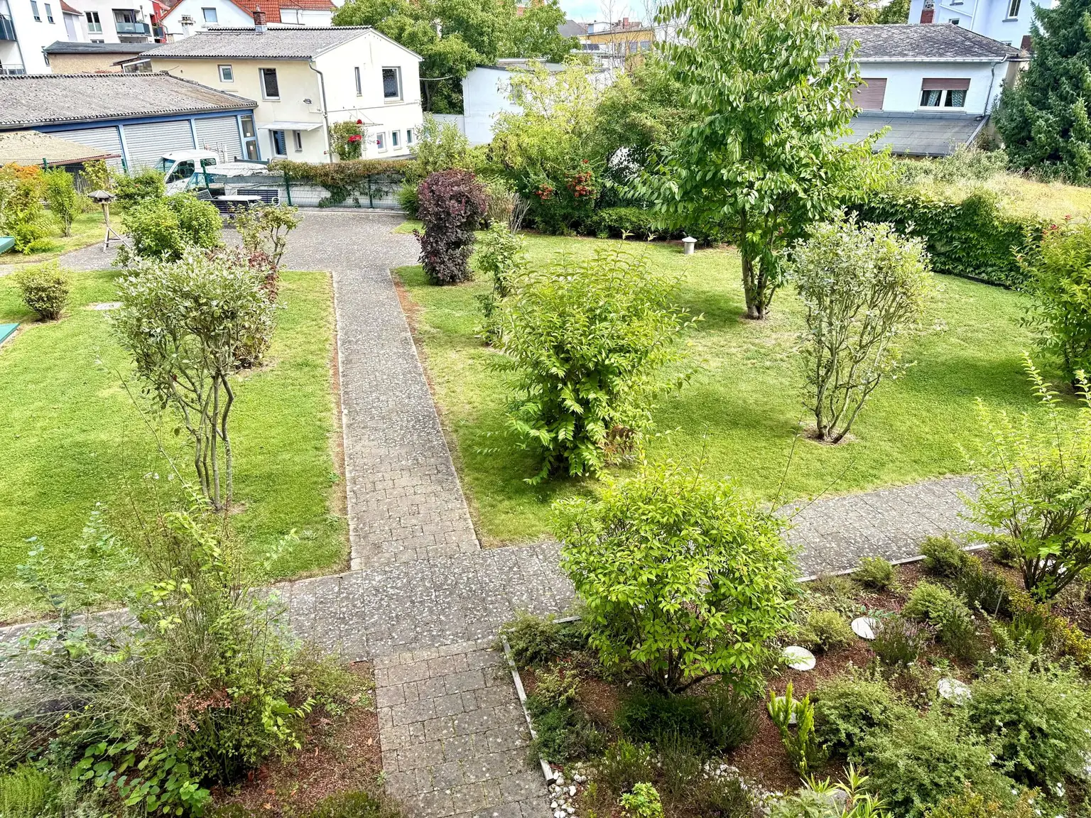 Blick vom Balkon in den Garten